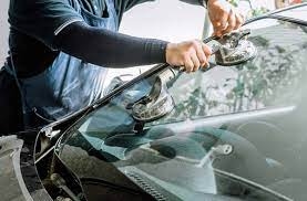 Choosing the Right Windshield Replacement Service: Factors to Consider